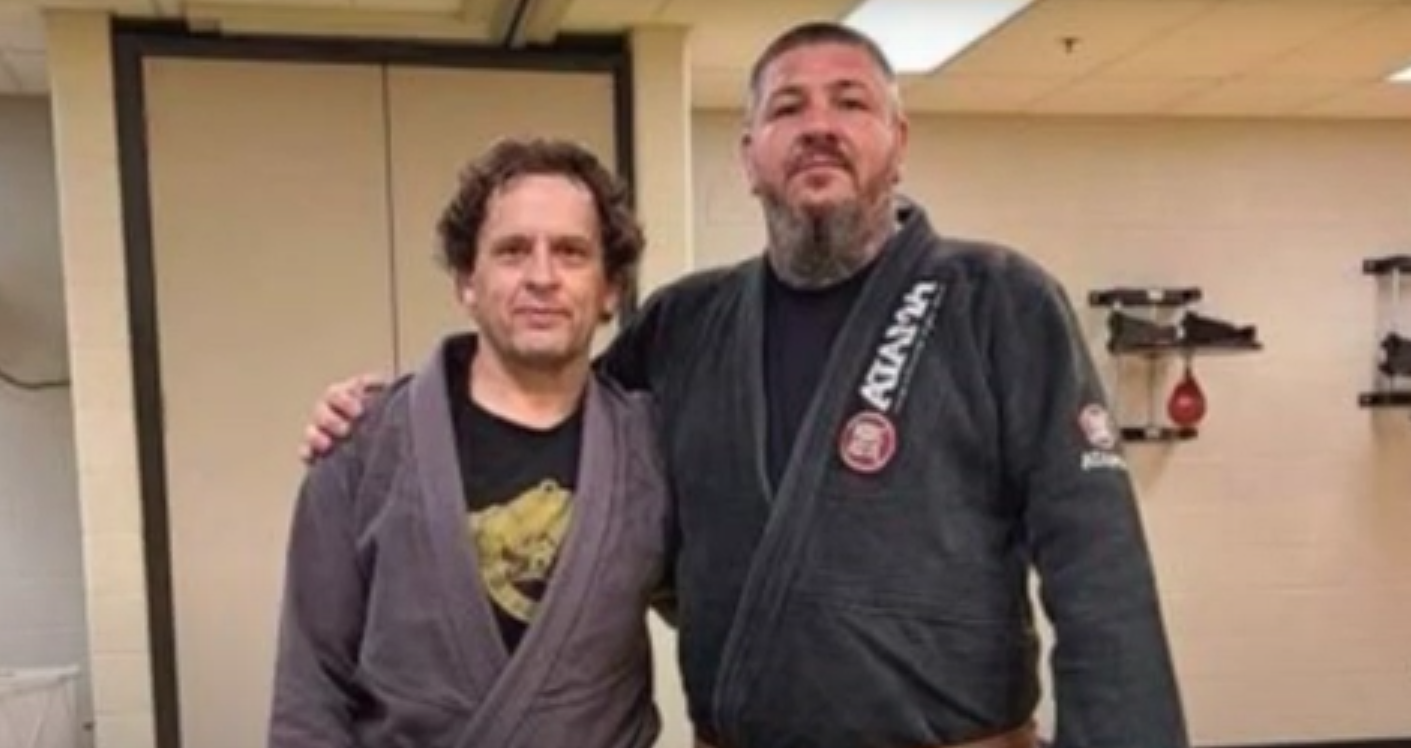 MMA Fighter Helps Save Cop In Distress - Vimarsana News