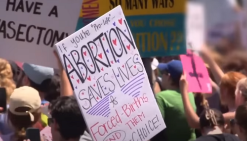 Protestors outside SCOTUS in the wake of Roe overturning