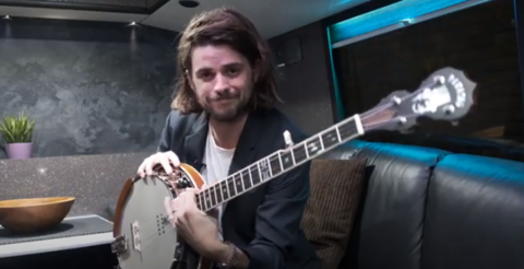 Mumford & Sons Banjo Player SLAMMED on Twitter for Supporting a Conservative - Vimarsana News