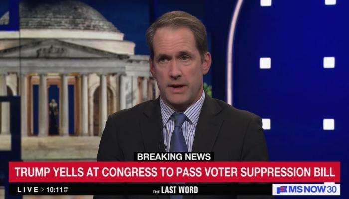 NPR critiqué pour l’interview du démocrate Jim Himes sur la couverture du discours de Trump